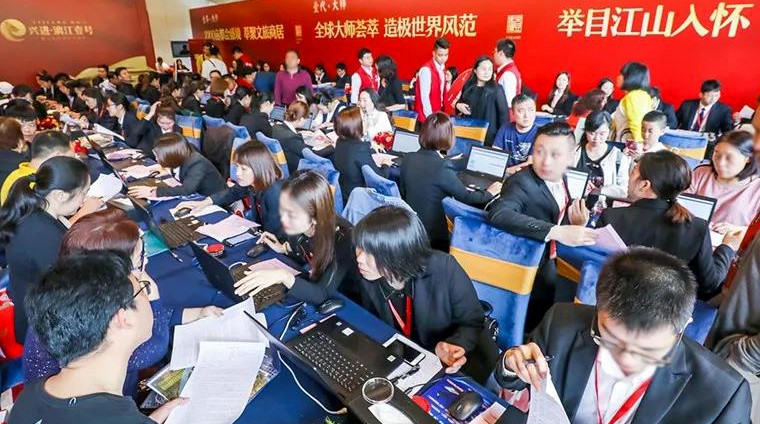 2.1 興進(jìn)·漓江壹號(hào)首開(kāi)勁銷(xiāo).jpg